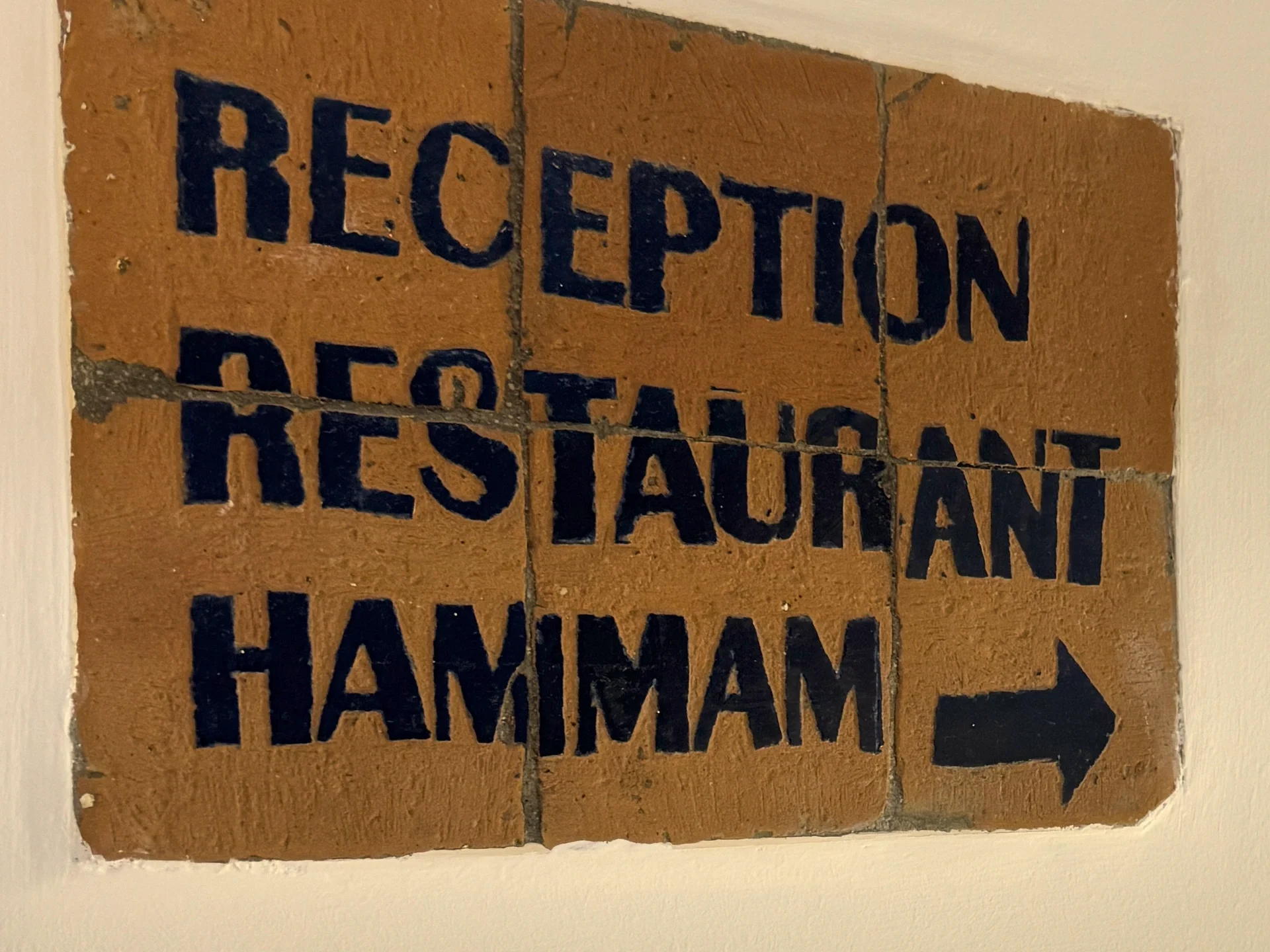 Cartel con una flecha hacia recepción, restaurante y hammam