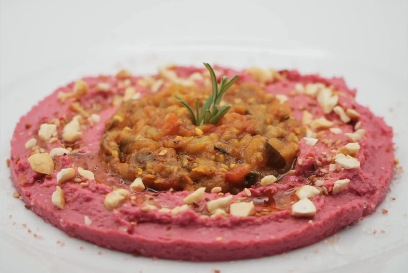Zalouk con humus rosa y anacardos