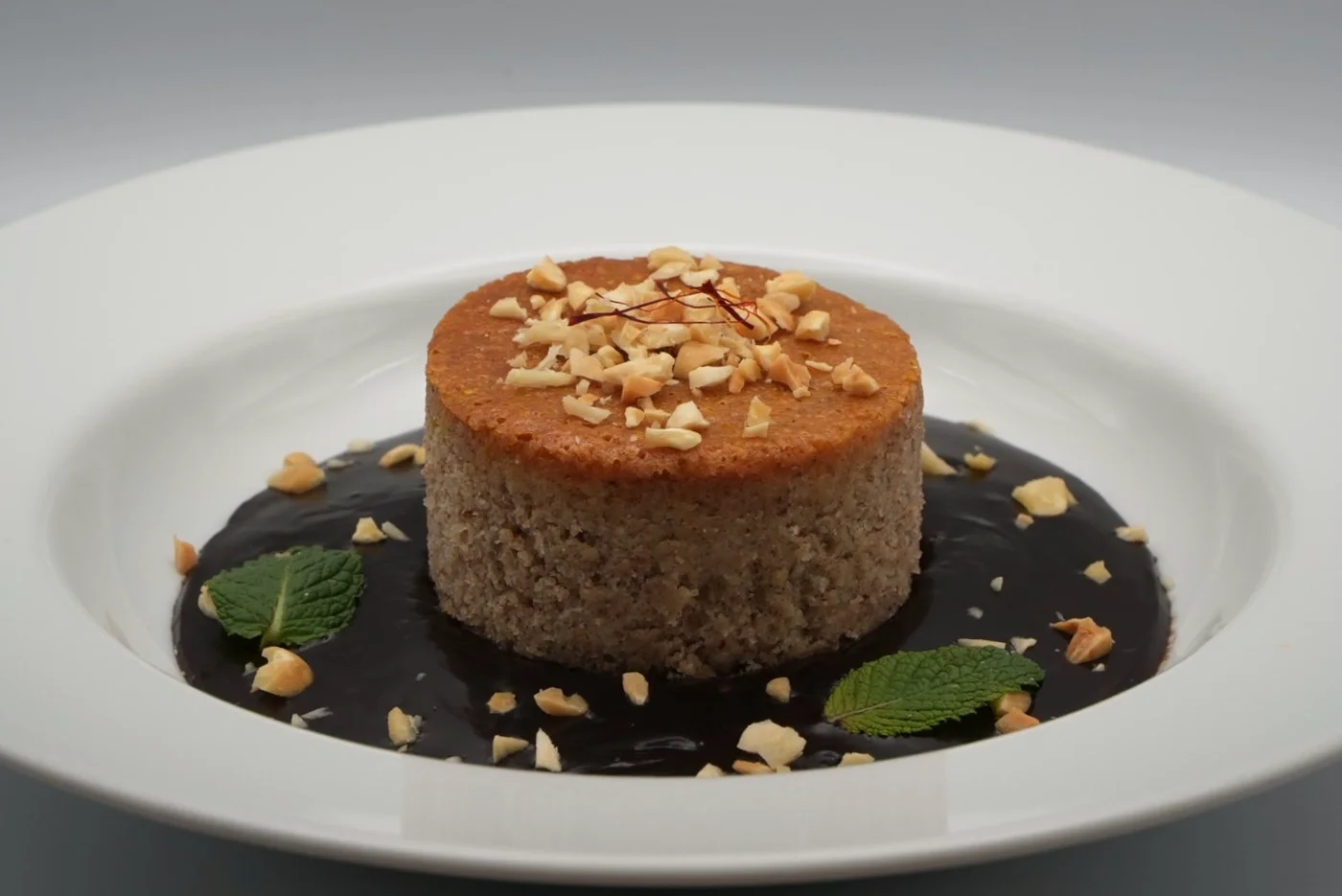 Tortada de almendra, azafrán y chocolate intenso