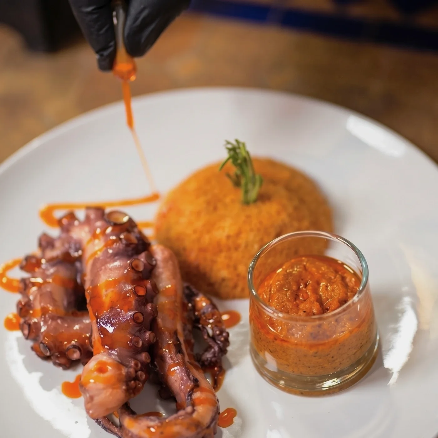 Pulpo con sémola y salsa romesco